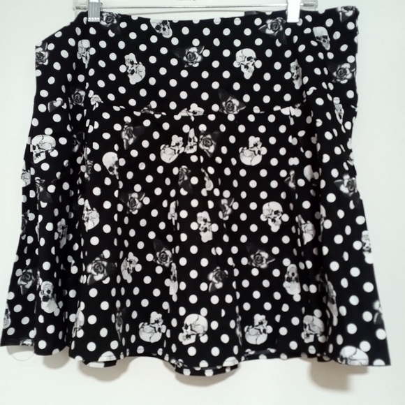NWT Black & White Polka Dot Skull & Rose Skirt Plus Size 2 - Picture 3 of 5